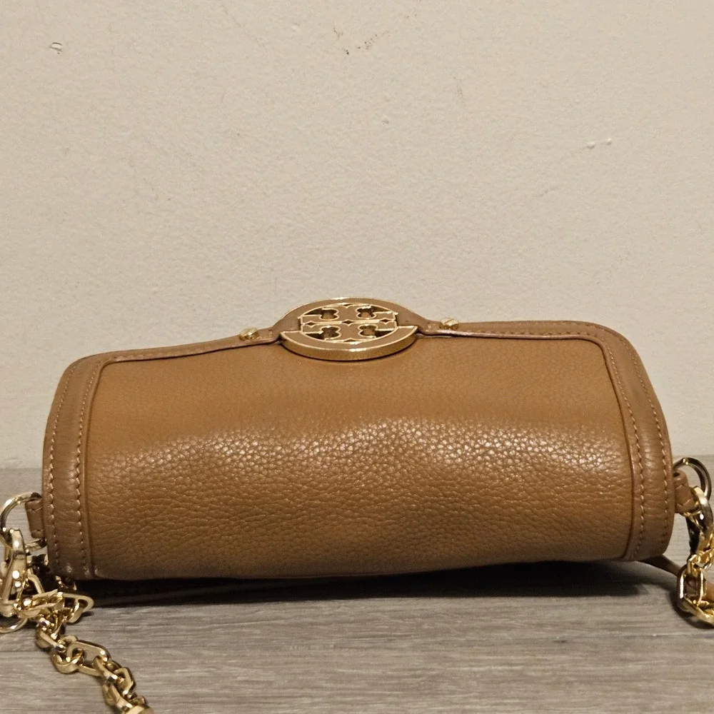 Tory Burch Amanda Tan Pebbled Leather Crossbody Bag Clutch Gold Logo